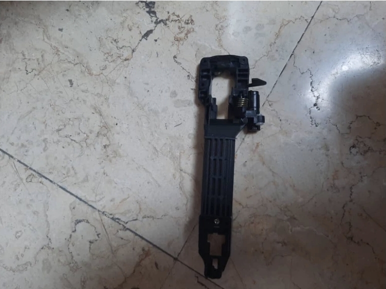 براکت یا پایه دستگیره بیرونی درب جلو چپ لیفان۶۲۰