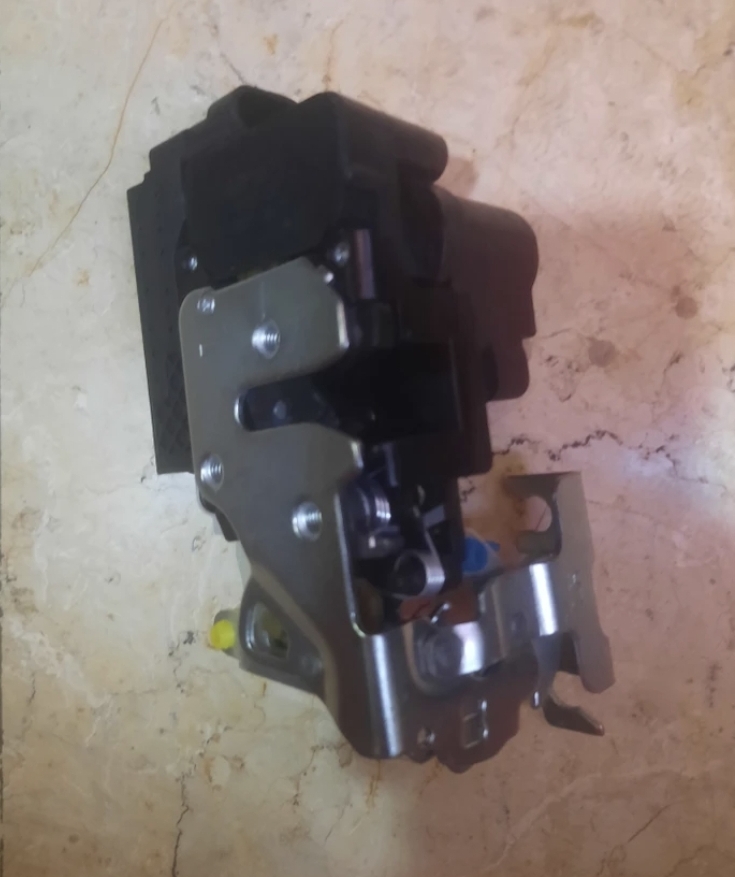 قفل و پمپ درب جلو چپ برلیانس سری ۲۲۰