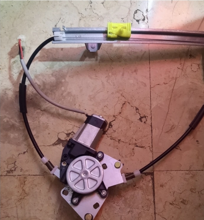 شیشه بالابرعقب راست لیفان ۵۲۰